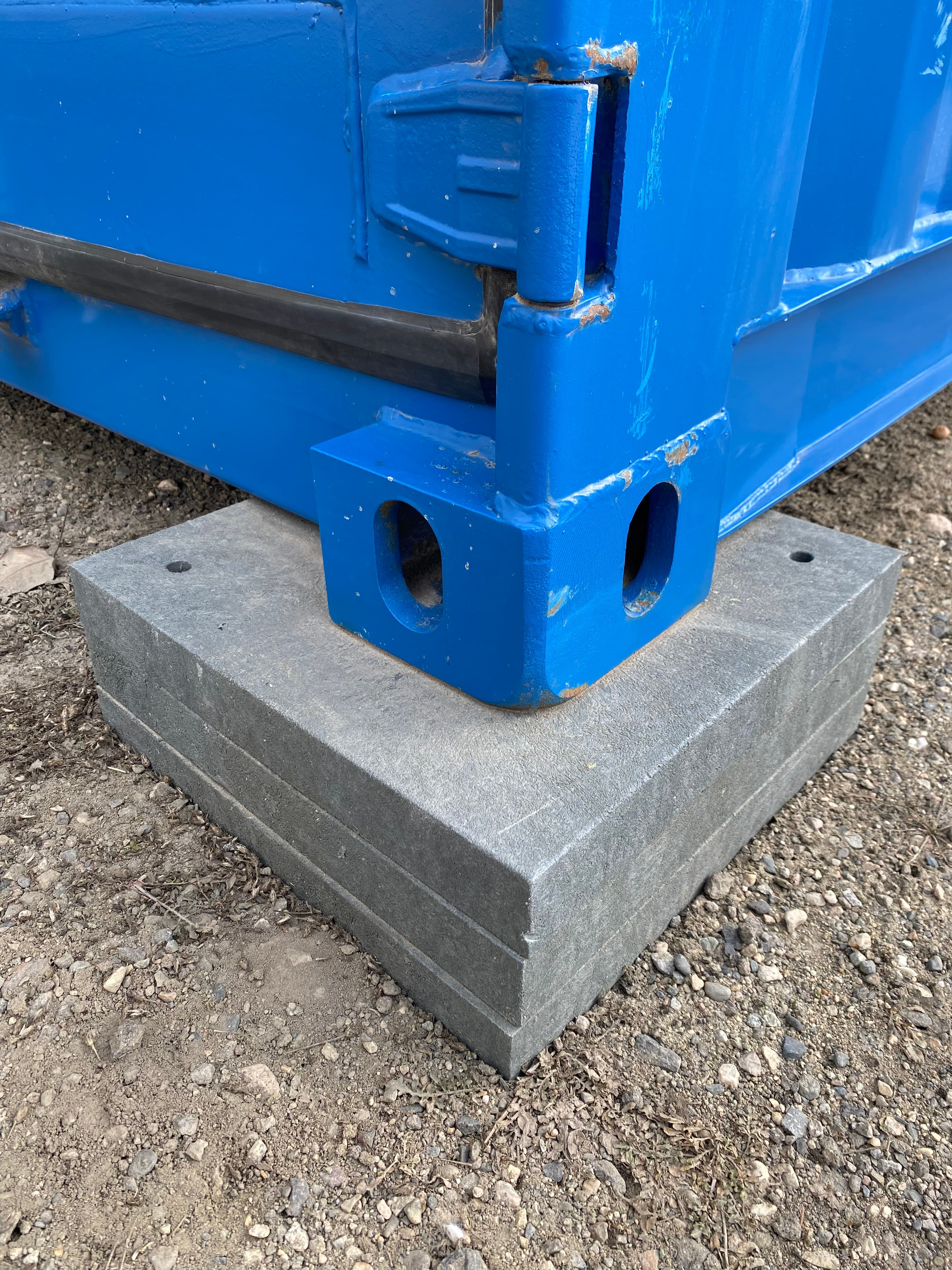 Levelling pad together w container (2).jpg